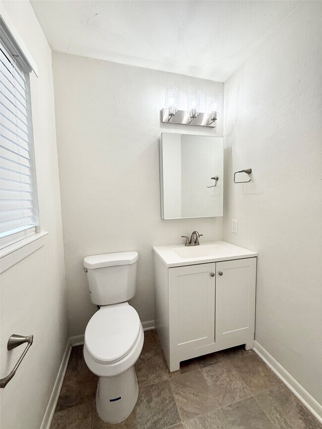 Building Photo - 523 Wisteria St