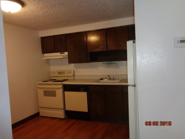 Building Photo - Wonderful 1 BR/1 BA 2nd floor condo in secured building!