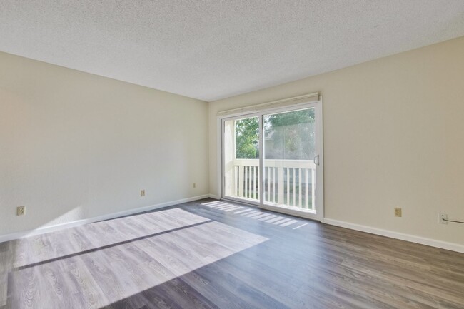Building Photo - Lovely and Spacious 2BR 2.5BA Condo in Gre...