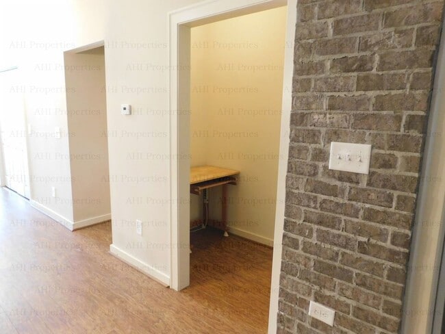 Building Photo - 4675 Cotswold Ln