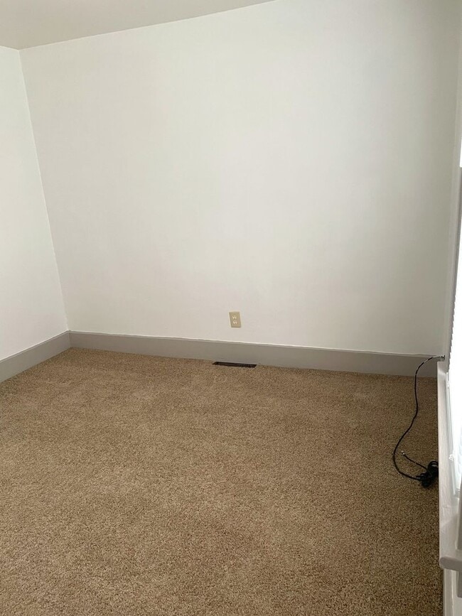 Building Photo - Lovely Two Bedroom House Near Washtenaw Golf Club!