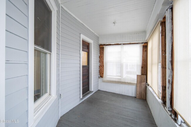 Building Photo - 22 Swan St