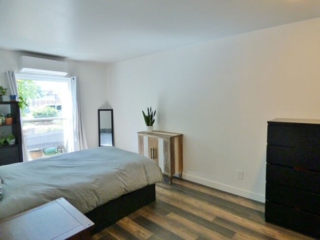 Building Photo - Downtown Living | 1 Bed • 1 Bath Ground-Level Condo | Available August 1!