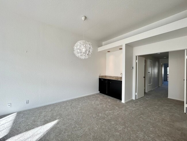 Building Photo - 2601 S Broadmoor Dr