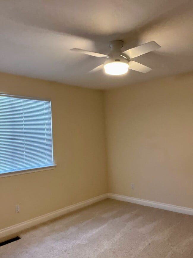 Building Photo - beautiful home in downtown gardnerville