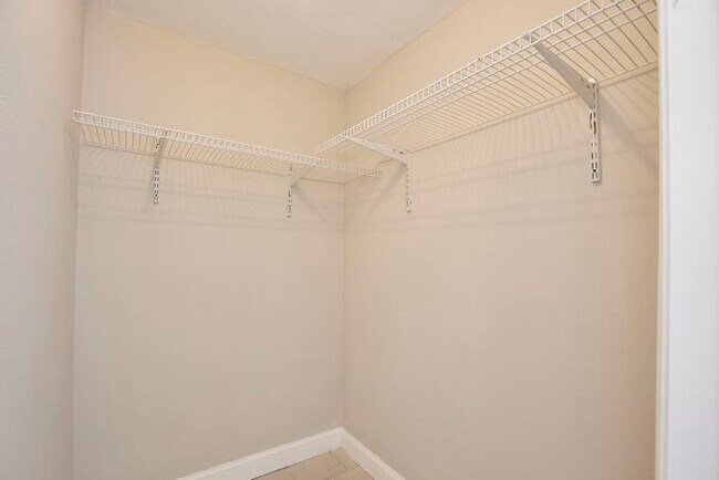 Building Photo - Beautiful 2/2 Cozy Condo with a Covered Pa...