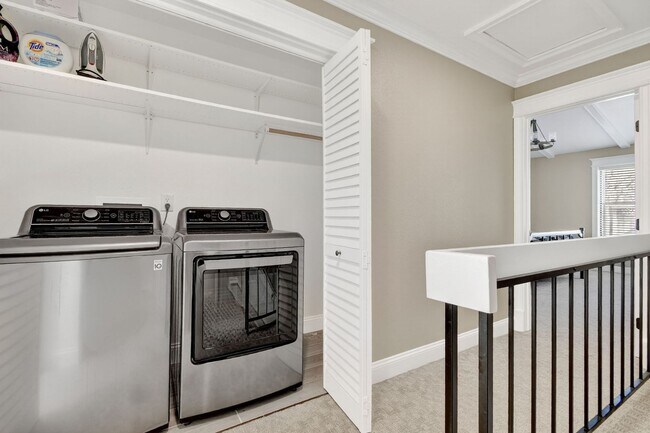 Building Photo - Two Bedroom Townhome W/ Garage!