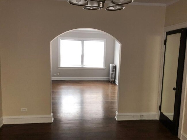 Building Photo - 1 bedroom in CHICAGO IL 60626