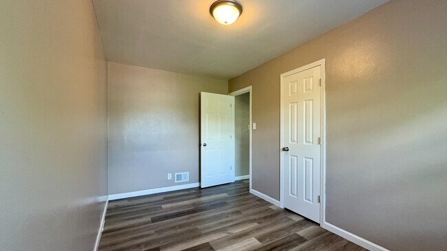 Building Photo - 5908 N 37th St