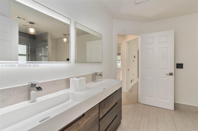 Building Photo - 1222 Manor Ct