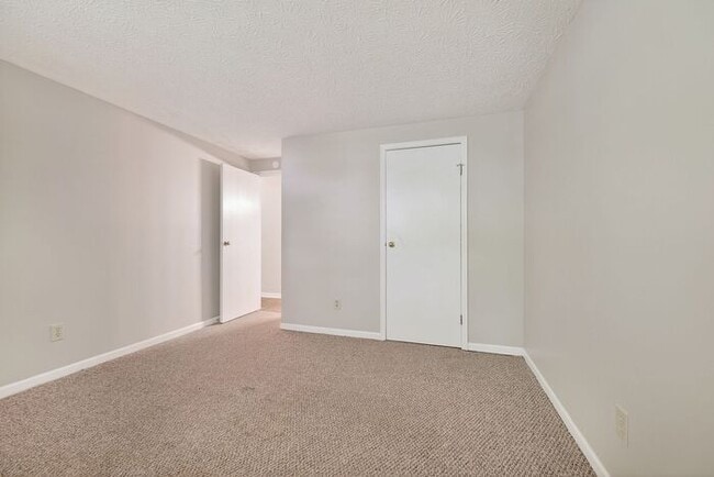 Building Photo - Beautifully Home with Large Backyard & 2-Car Garage in York Subdivision