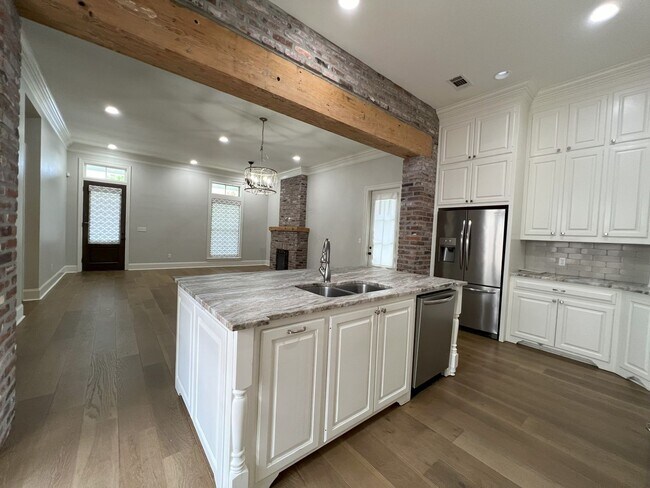 Building Photo - Stunning 4 bedroom, 3 bathroom 2 story hom...