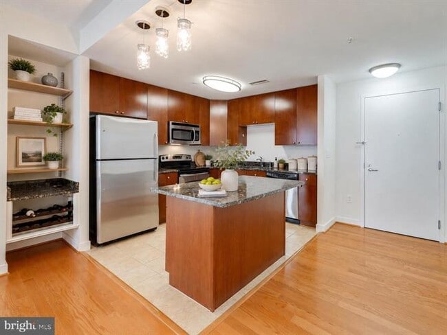 Building Photo - 155 Potomac Passage