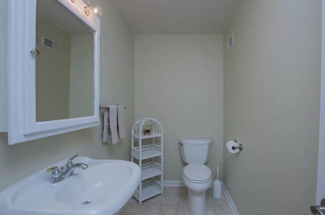 Building Photo - Beautiful large 4 bedroom Home