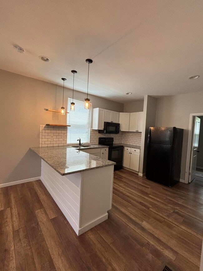 Building Photo - 429 Oakwood Ave