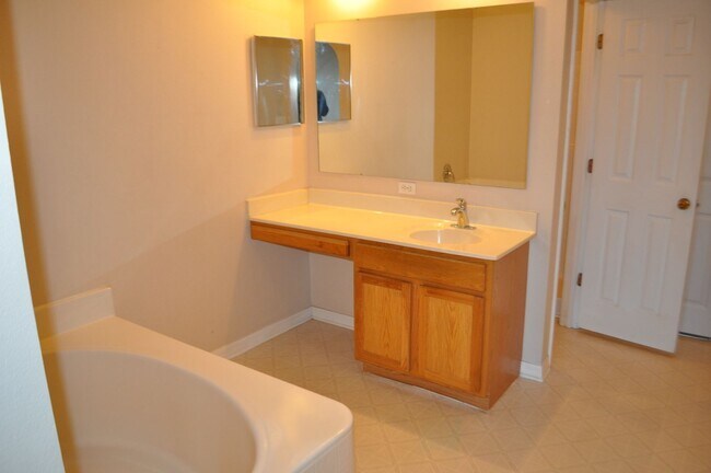 Building Photo - Nice 4 Bedroom 2.5 Bath 2 Car Garage Home ...
