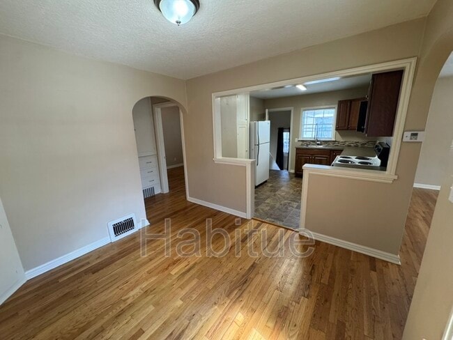 Building Photo - 1302 W Hays St