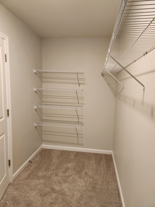 Building Photo - 4 Bedroom For rent