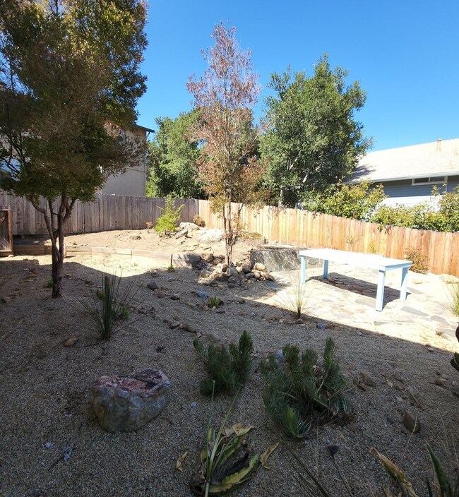 Building Photo - 5 Bedroom 3 Bath close to Poly, hiking and shopping!!