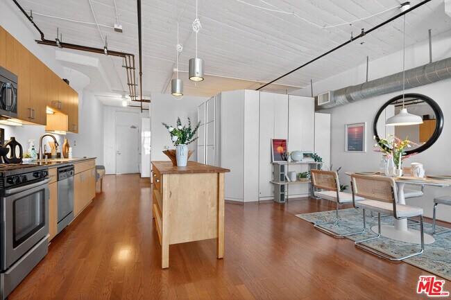 Building Photo - 200 N San Fernando Rd