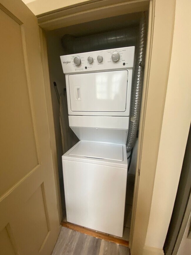 Building Photo - Beautiful 2 Bed 2 Bath loft Apartment W/D ...
