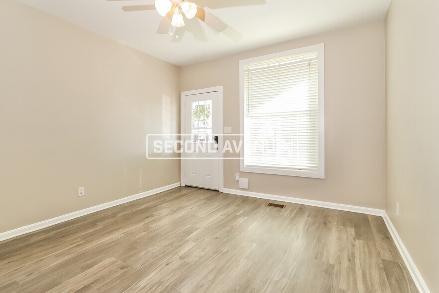 Building Photo - 3823 River Park Dr