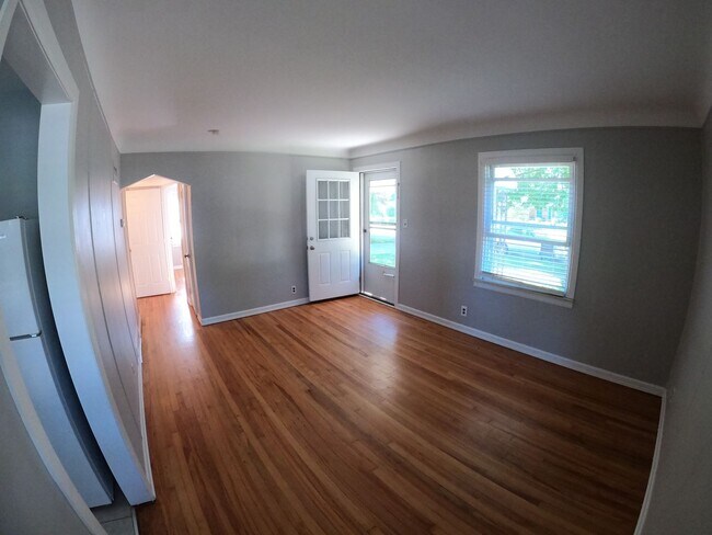 Building Photo - 2 bed 1 bath Royal Oak ranch