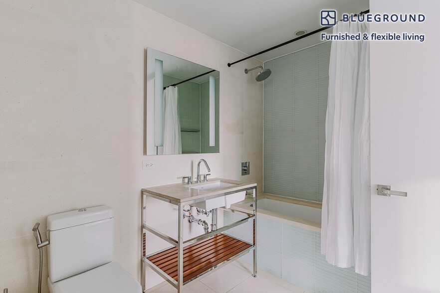 Building Photo - 70 W 45th St