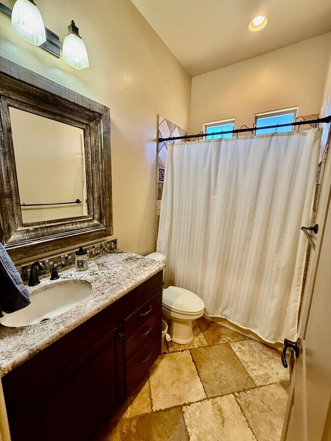Building Photo - Beautiful Five-Bedroom Home in Tonaquint V...