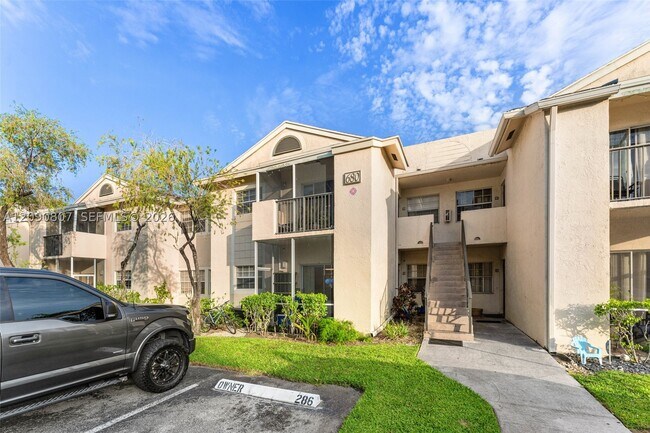 Building Photo - 680 Cypress Club Way