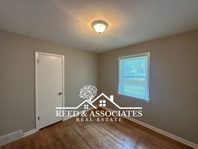Building Photo - Spacious 4 Bedroom with Large Backyard!
