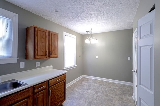 Building Photo - Newly Renovated 2 Bedroom Ranch