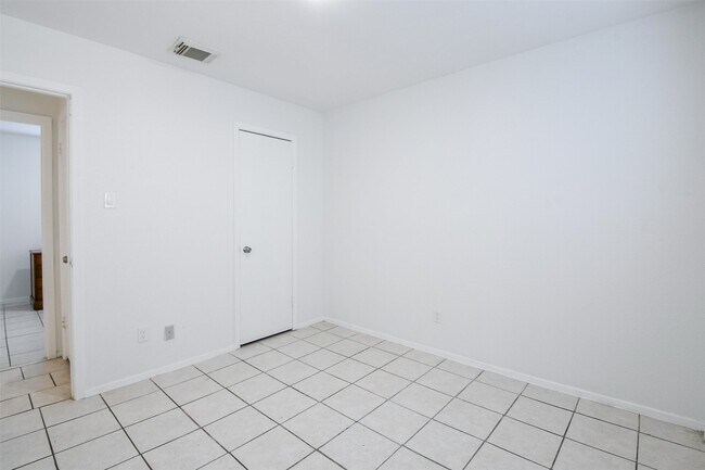 Building Photo - 5635 Greenhill Forest Dr