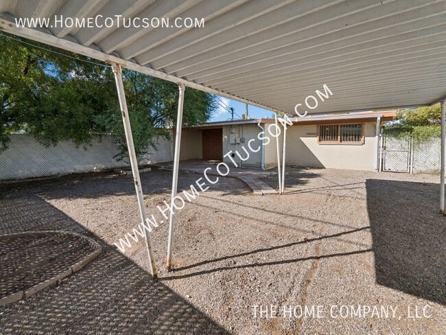 Building Photo - 1446 E Iowa Dr