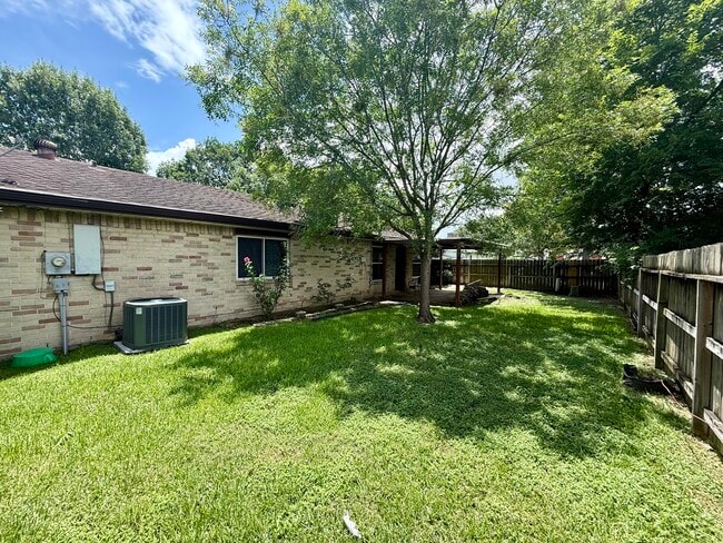 Building Photo - 9407 Pinole Ln