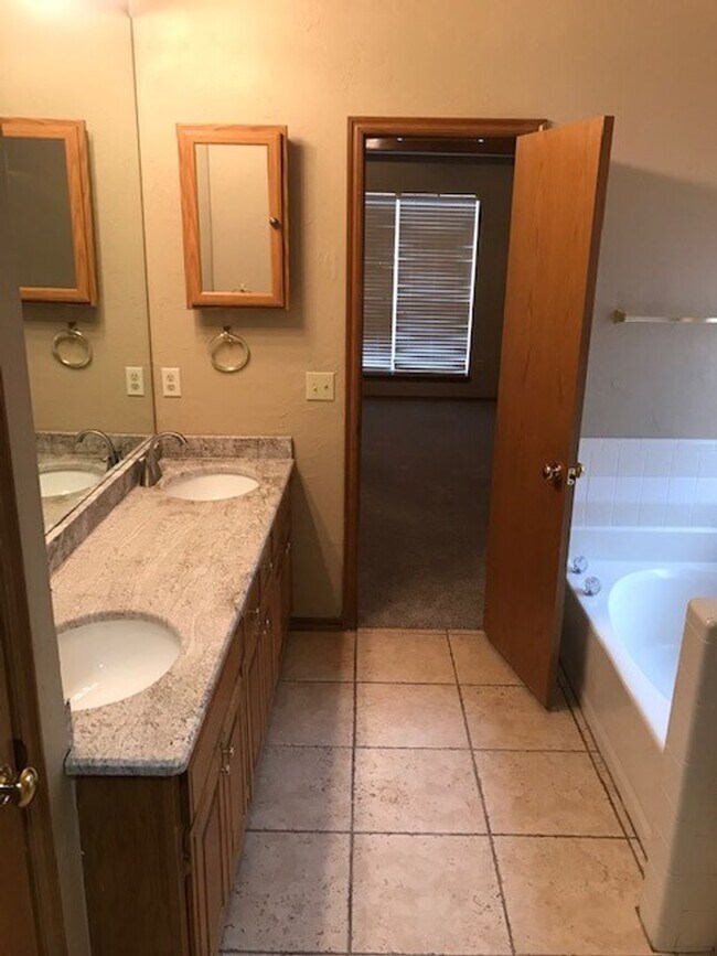 Building Photo - 3 Bedroom 2 Bath in West Norman