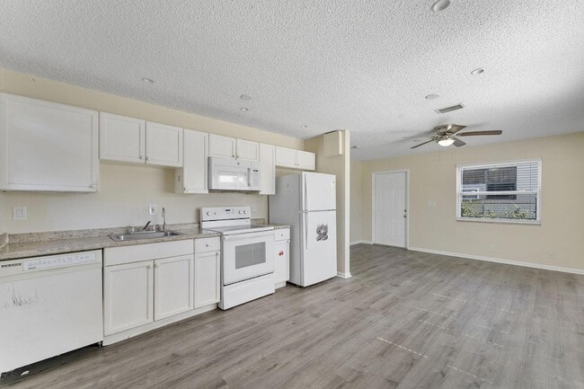 Building Photo - 1340 W 35th St