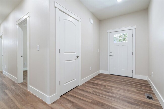 Building Photo - 28 Fleetwood Dr