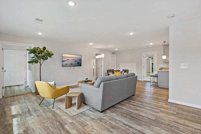 Building Photo - 6532 Summerton Way