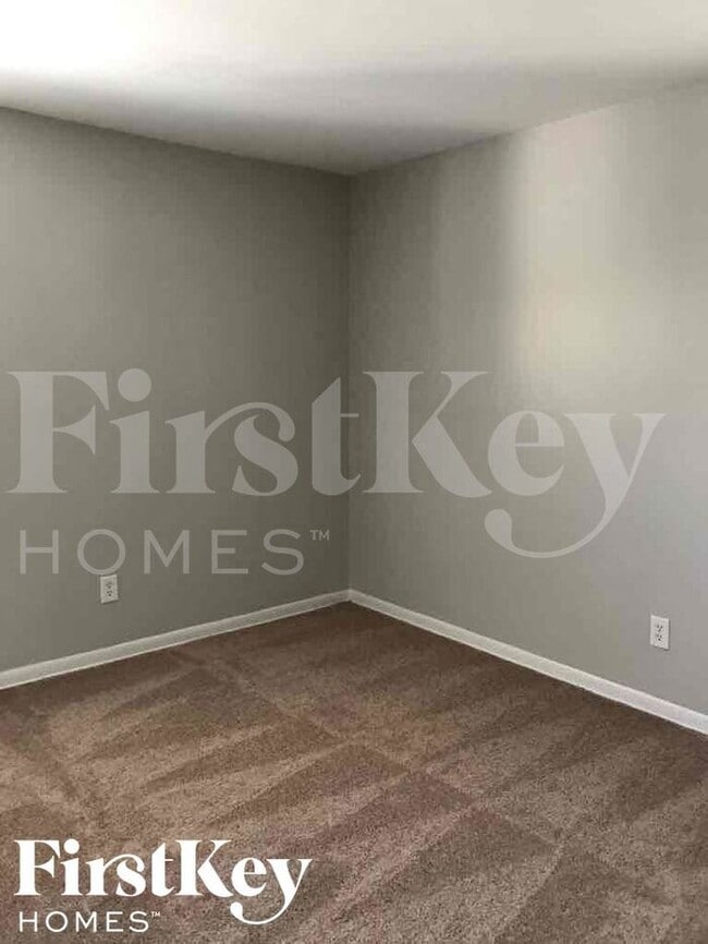 Building Photo - 2581 E Sunset Ln