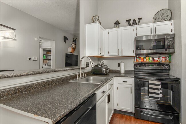 Building Photo - 3601 Clover Ln