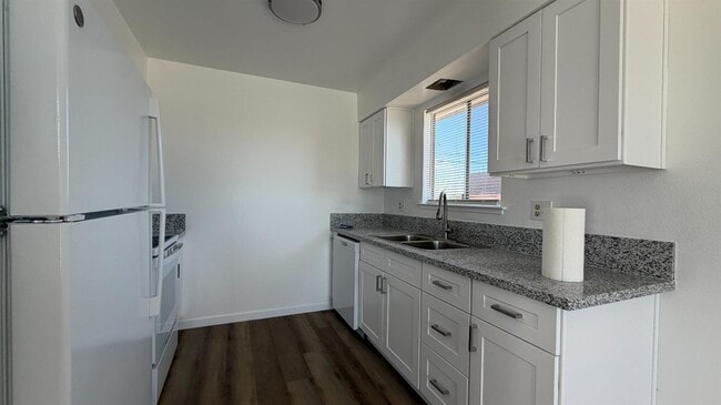 Building Photo - 2514 E Andrews Ave