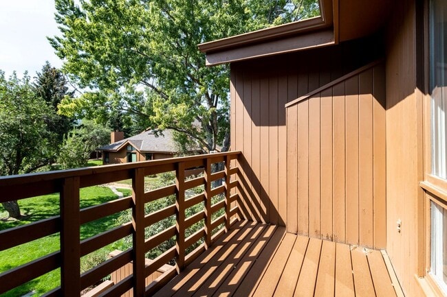Building Photo - Beautiful Townhome in Central Colorado Springs!