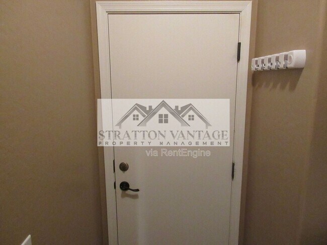 Building Photo - 2741 S Equestrian Dr