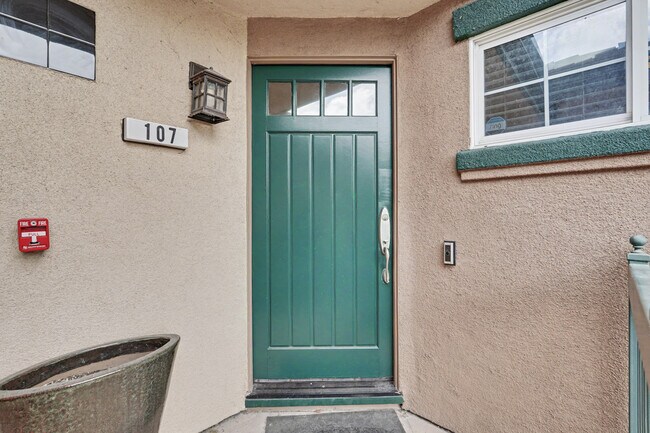 Building Photo - 808 Lenzen Ave