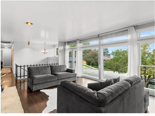 Building Photo - Olympus Cove Home Tucked In to the Benches...