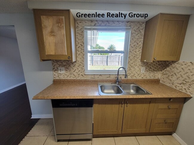 Building Photo - Beautiful Updated 2 Bed/1Bath Home in Port...