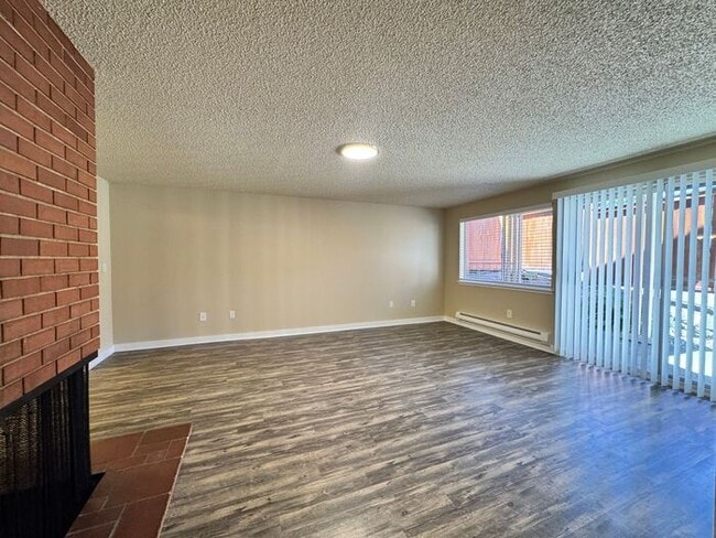 Building Photo - AVAILABLE NOW! Spacious 2 Bed, 1.5 Bathroo...