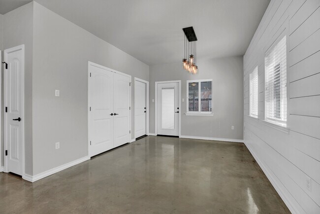 Building Photo - 916 Hudson Ln