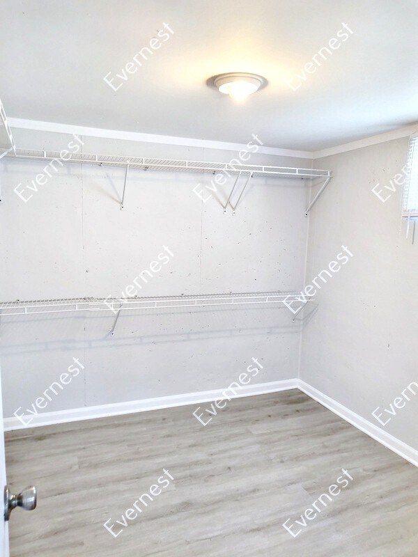 Building Photo - 4 Bed/2 Bath Home with Garage / Pet-Friendly / Coming Soon!